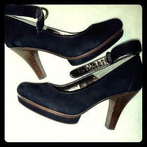 Black and brown. Black suede, beautifull designed.